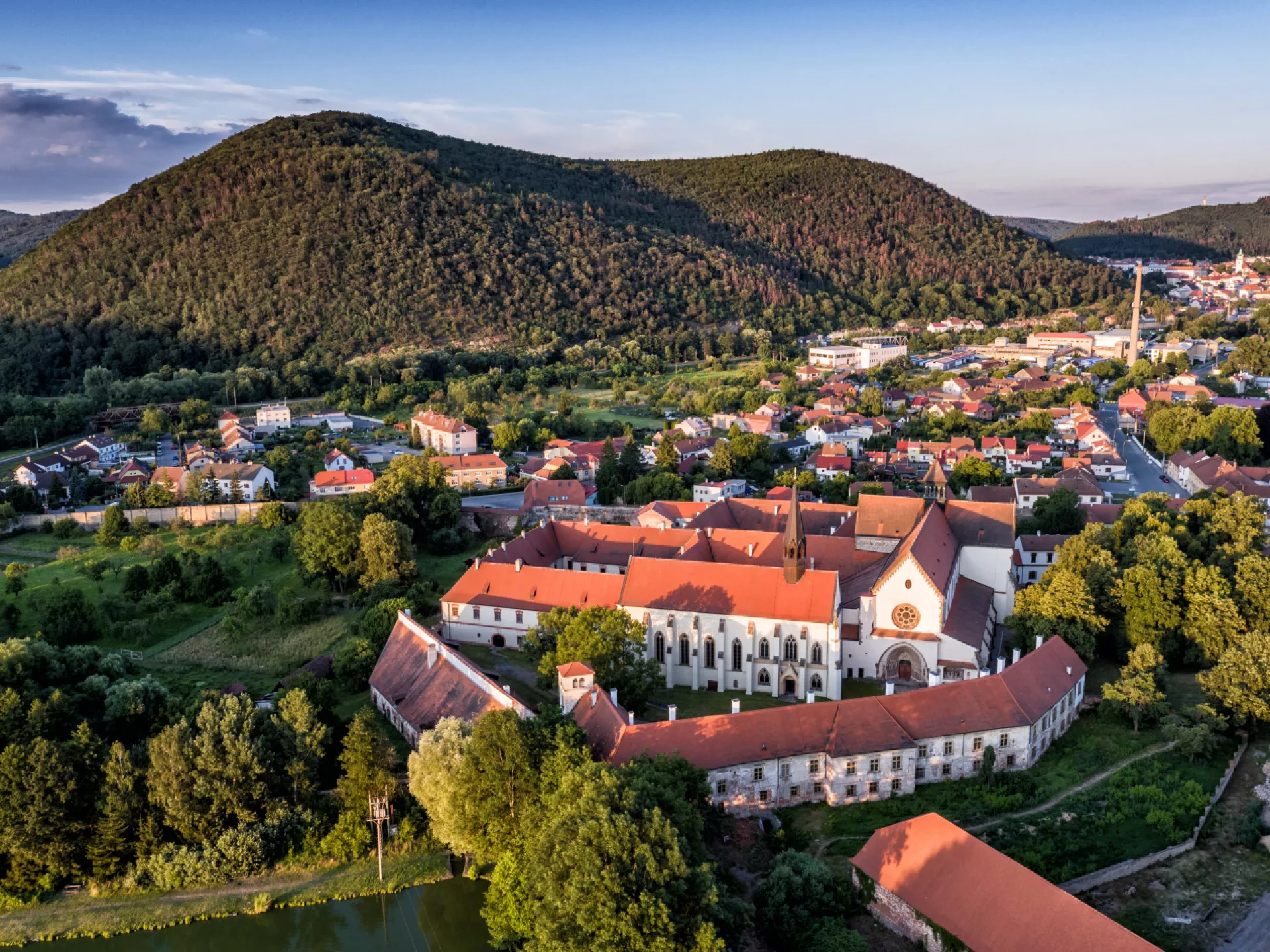 Durch die Landschaft der Region Tišnov mit dem Fahrrad zur Burg Pernštejn