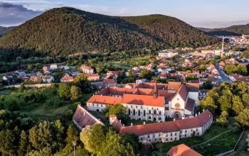 Durch die Landschaft der Region Tišnov mit dem Fahrrad zur Burg Pernštejn