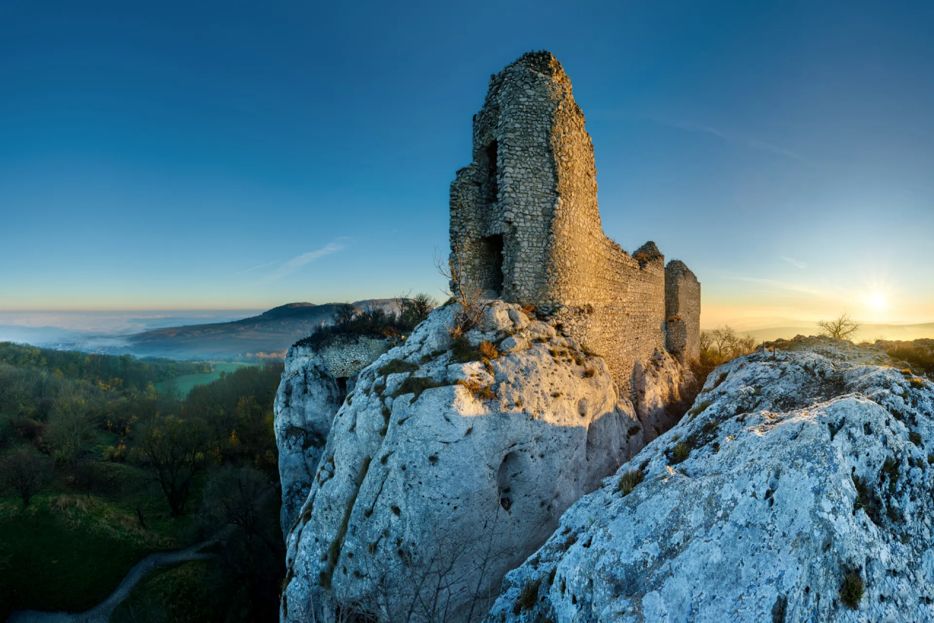 Die Burgruine Sirotčí hrádek in Klentnice