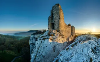 Die Burgruine Sirotčí hrádek in Klentnice