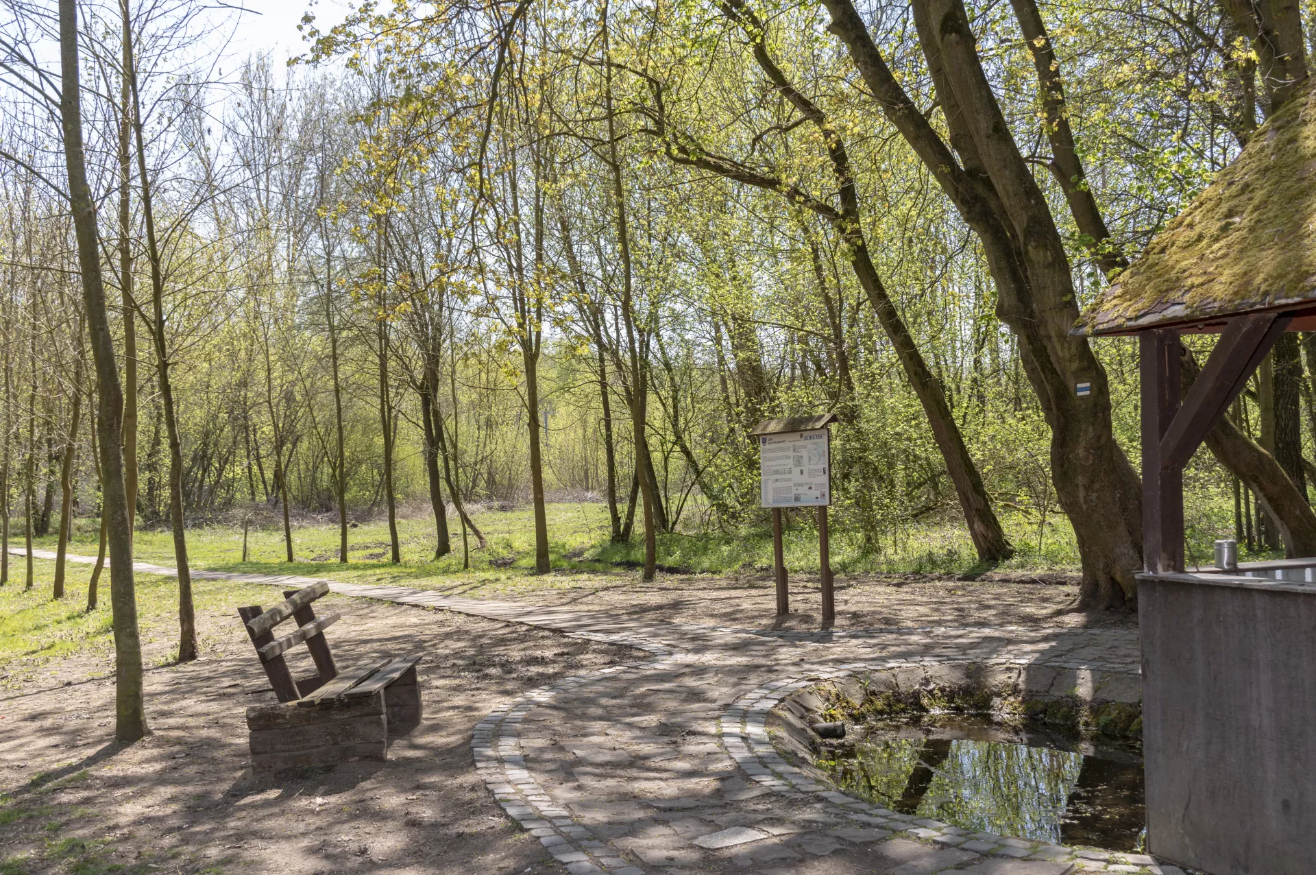 Durch die ebene Landschaft Hodonínská Dúbrava