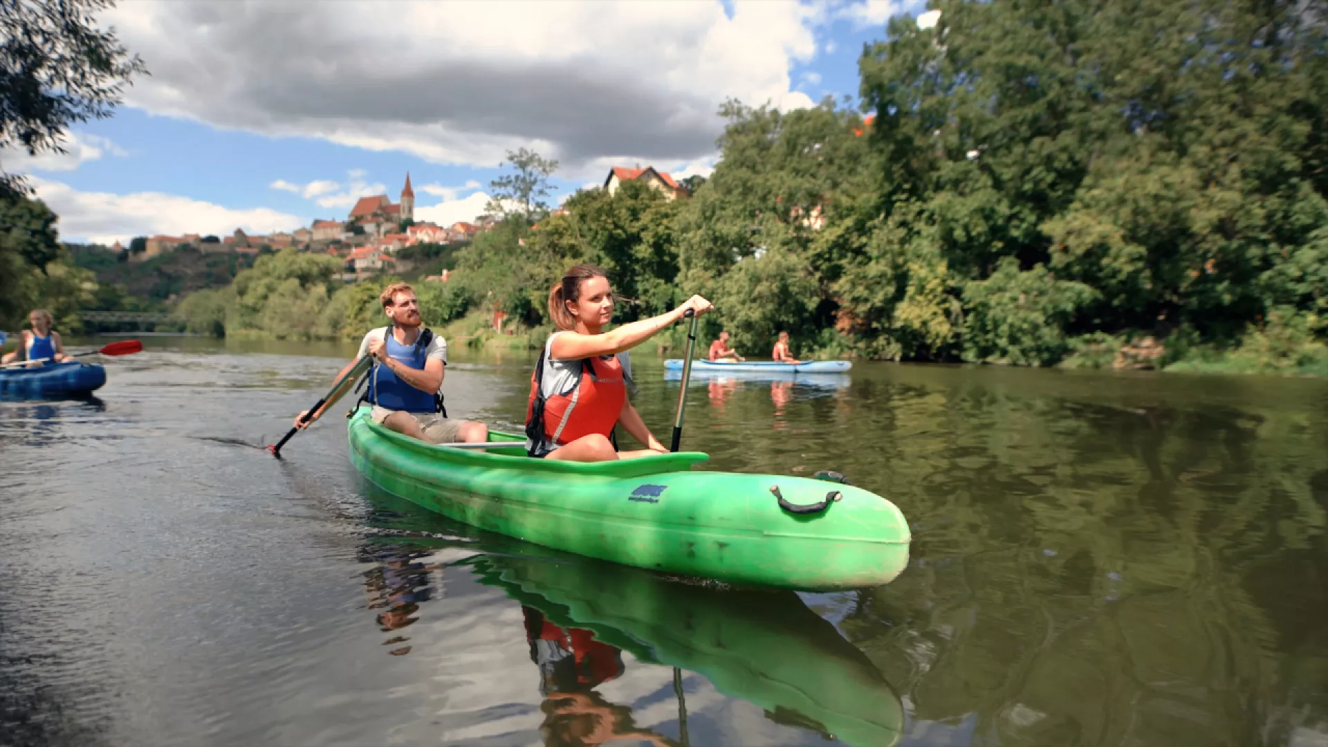 Wasserspaß beim Paddeln auf der milden Thaya