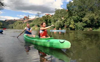 Wasserspaß beim Paddeln auf der milden Thaya
